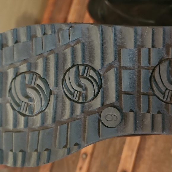 Black Patent Leather Fur Lined Boots - Picture 5 of 7